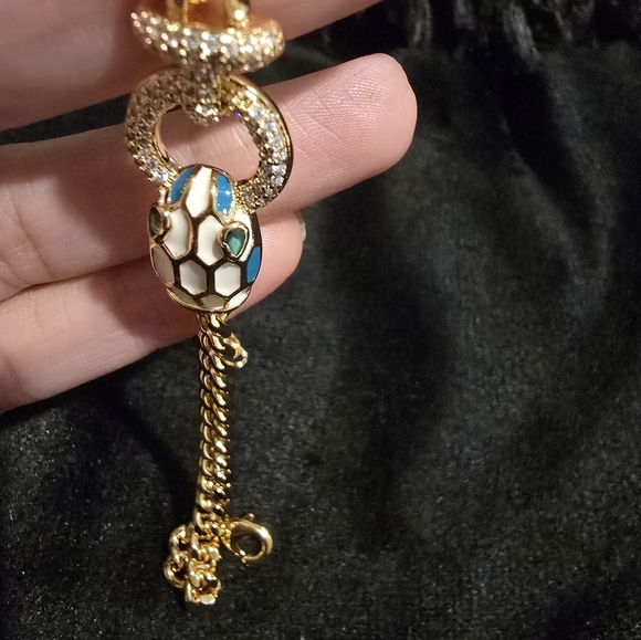 21kgp Dubai Jewelry Elegant Gold Bracelet with Green Accents - Picture 13 of 13